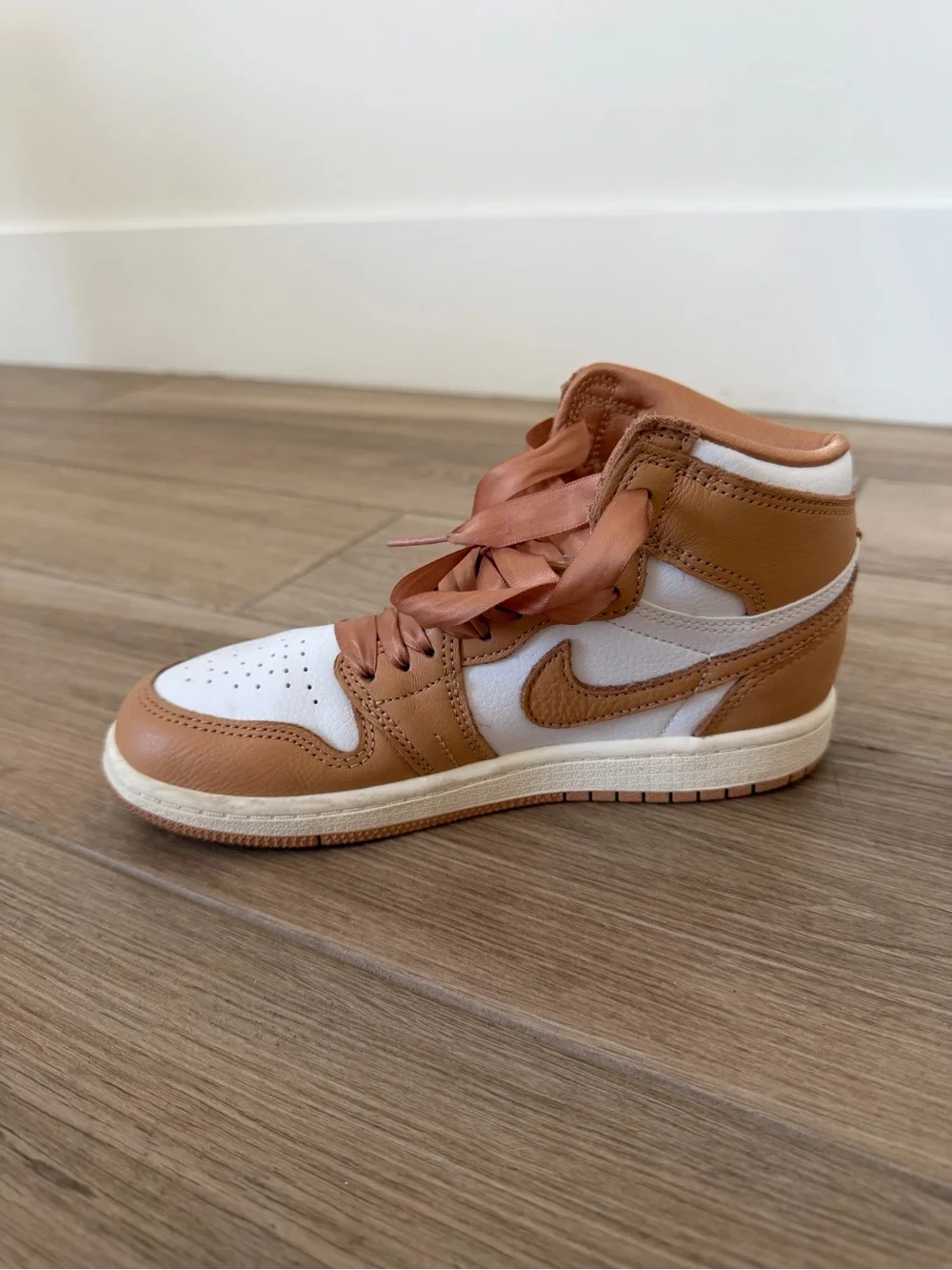 Youth High-Top Air Jordan Sneakers in Praline with Satin Laces - Picture 4 of 8